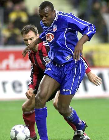 屢陷入孤立 屢陷入孤立